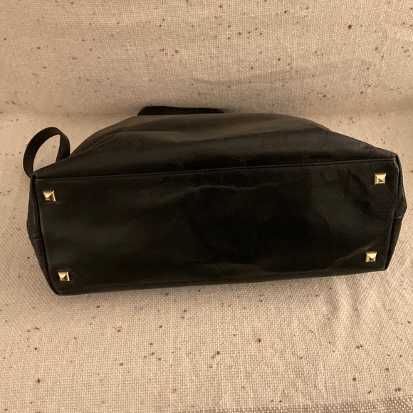 HENRI BENDEL PRE-LOVED AUTHENTIC BLACK GENUINE LEATHER GOLD DESIGN CROSSBODY BAG - Picture 5 of 8